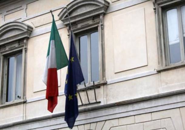 bandiera unione europea a mezz'asta comune busto arsizio
