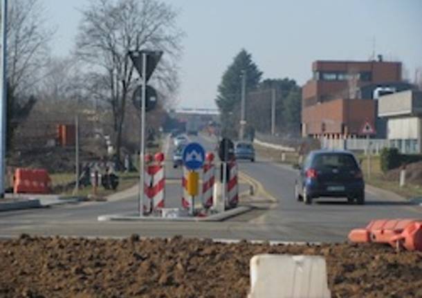 rotonda lavori cantiere varesina tradate