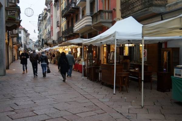Mercato bosino in salsa natalizia (inserita in galleria)