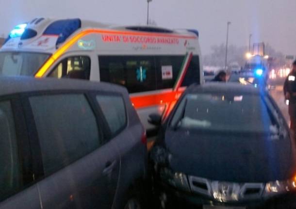 Scontro in autostrada, travolta anche l'ambulanza castronno dicembre 2012 (inserita in galleria)