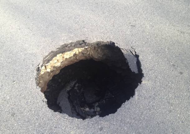 Voragine in strada a Gallarate (inserita in galleria)