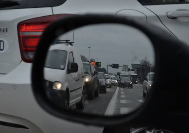 Ribaltamento tra superstrada e autostrada (inserita in galleria)