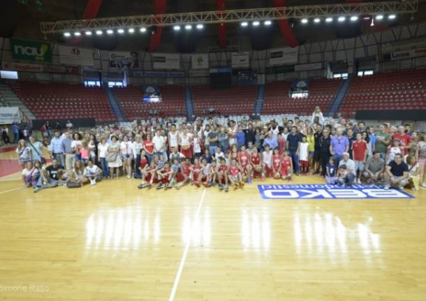 Pallacanestro Varese - Il raduno e l'abbraccio dei tifosi (inserita in galleria)