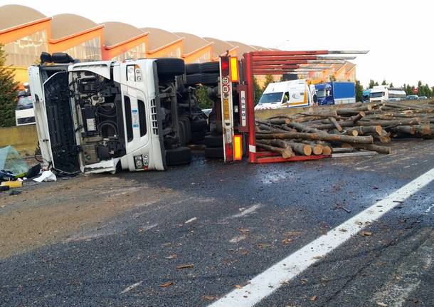 Camion di legname si ribalta in A8