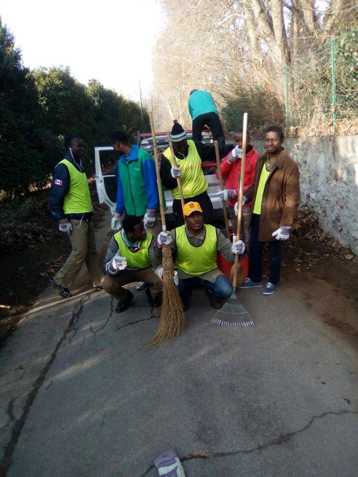 Immigrati al lavoro per le vie di Luvinate