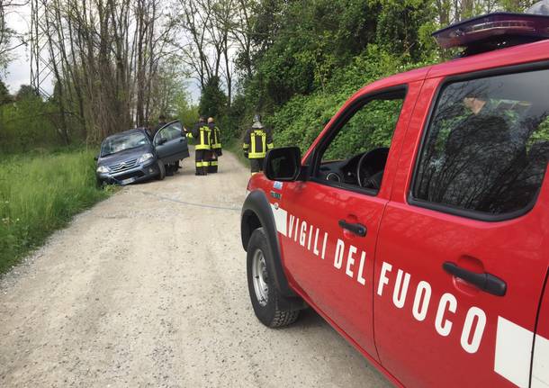 Auto fuori strada in via Gemona del Friuli