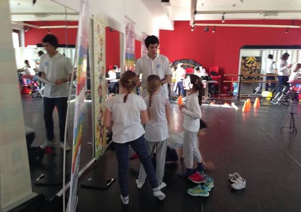 english primary bambini impegnati nel progetto "giocatest"