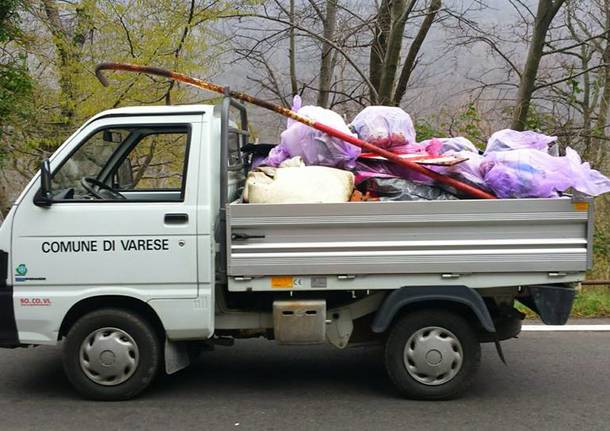La raccolta dei rifiuti lungo la via del sacro Monte