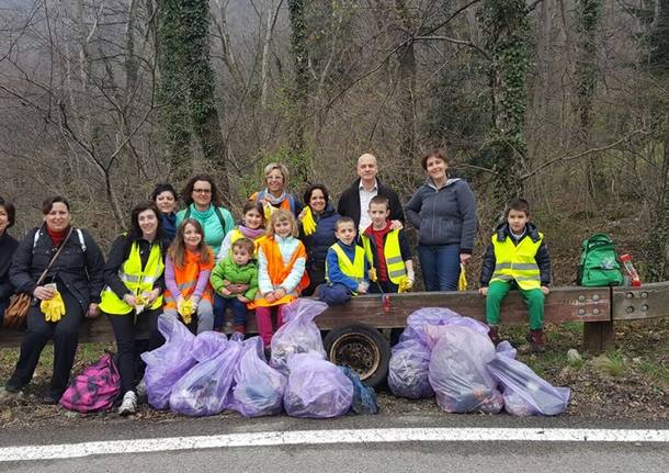La raccolta dei rifiuti lungo la via del sacro Monte