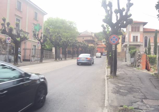 Lavori in corso a Gavirate il 20 aprile 2016 in via Cavallotti