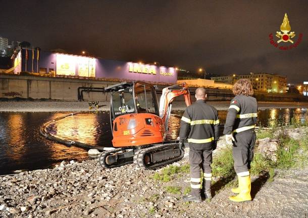 Petrolio nel fiume a Genova