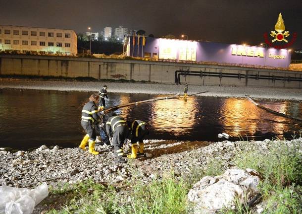 Petrolio nel fiume a Genova