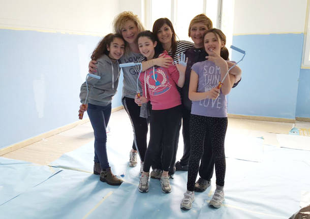 Porto ceresio - i genitori imbiancano la scuola