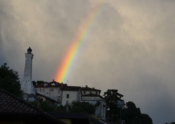 Arcobaleno che illumina il Faro di Besozzo