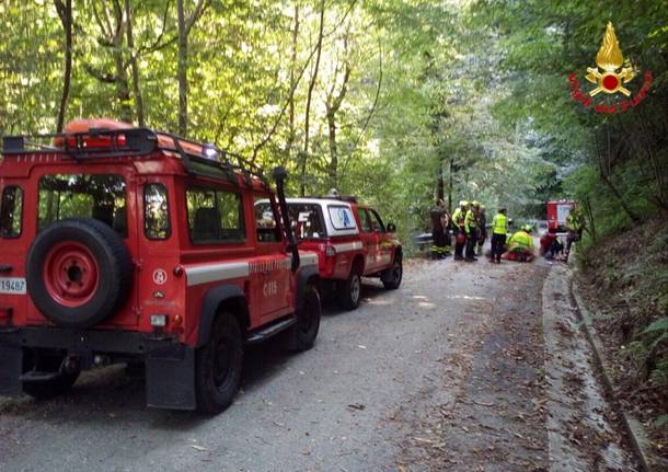 Precipita per 20 metri in una scarpata con la bici