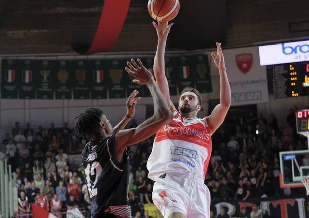 Openjobmetis Varese - Pasta Reggia Caserta 93-74