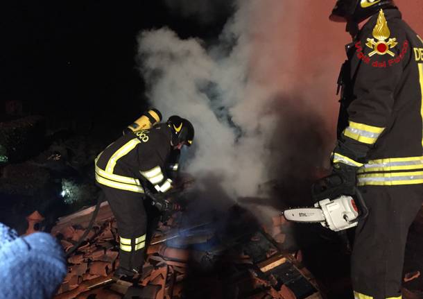 A fuoco tetto a Cocquio Trevisago