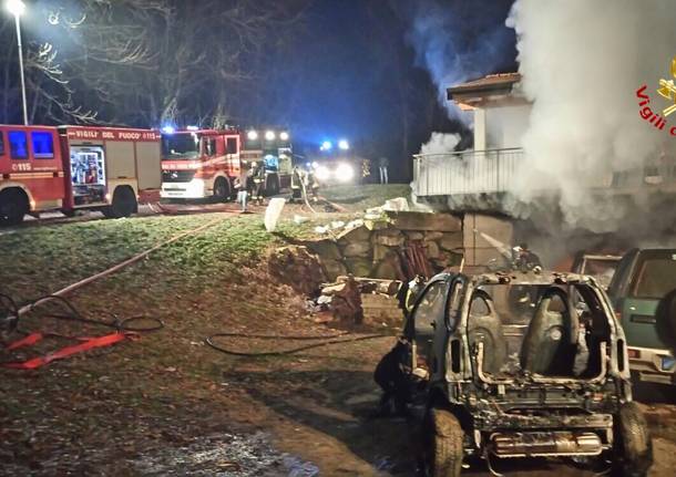 Incendio a Bardello, auto in fiamme