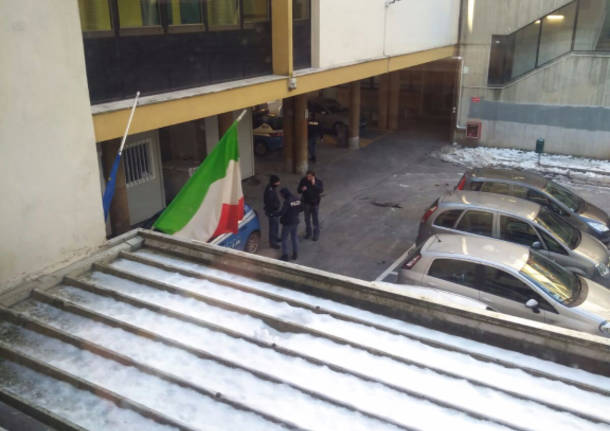 Polizia scuola daverio rissa