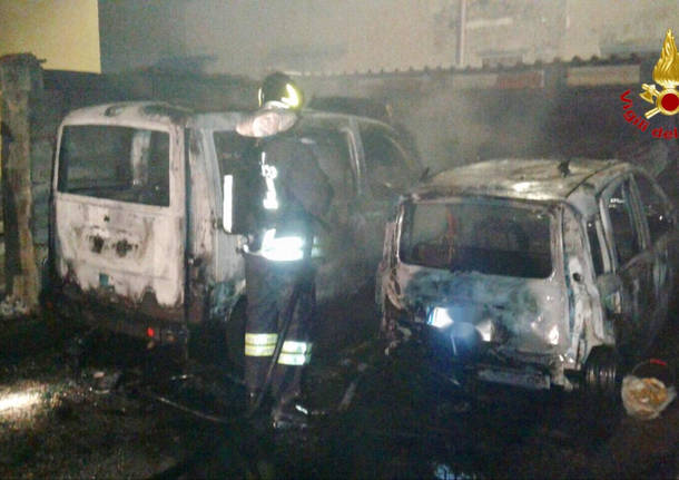 vigili del fuoco vergiate auto in fiamme
