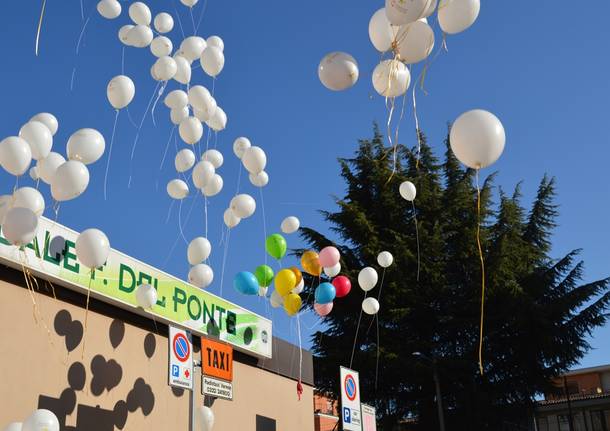 Palloncini bianchi per la giornata mondiale contro il cancro infantile