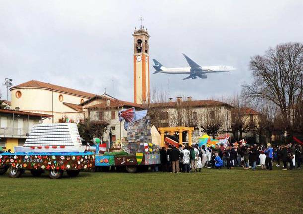 aereo in fase di atterraggio sopra i carri di vergiate