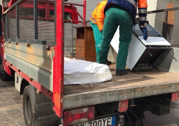 Punto cottura e forno abbandonati davanti a Palazzo Visconti. Assessore a caccia del colpevole