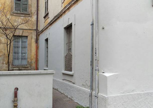 Vernice grigia sui graffiti del Telos dell\'ex centro per l\'impiego