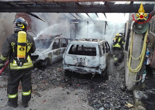In fiamme un box, al lavoro i vigili del fuoco