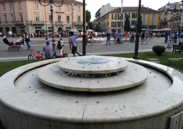 Archetti per difendere la fontana da bimbi e rifiuti