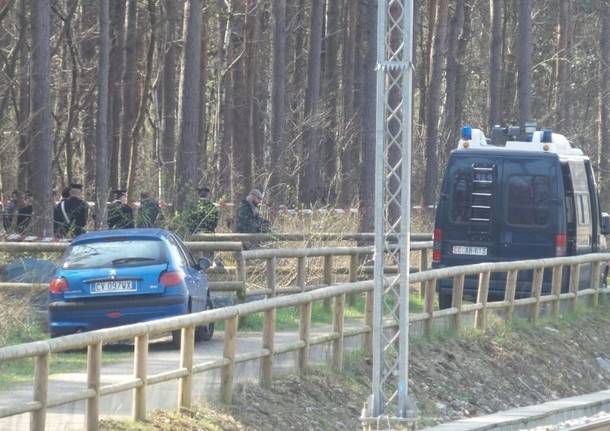 Sparatoria notturna e cadavere accanto alla stazione: indagini a Ceriano Groane