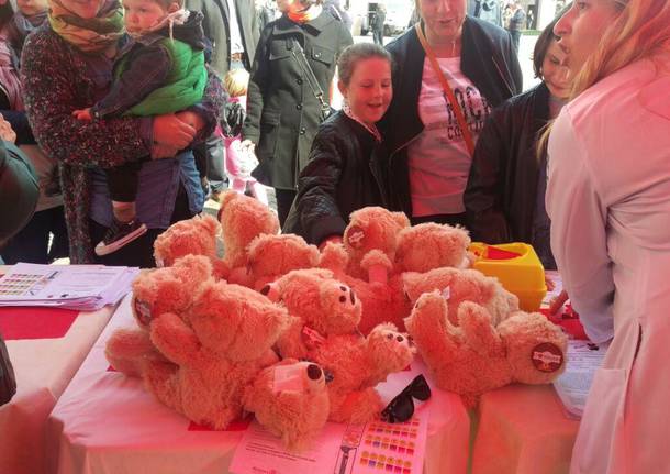 Bimbi-dottori curano in piazza gli orsetti malati