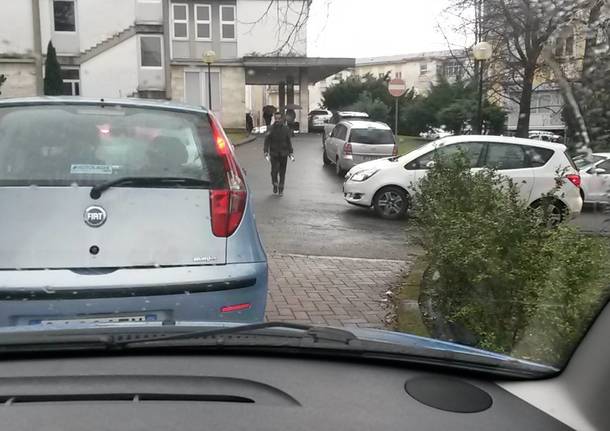 File chilometriche nel parcheggio dell'Ospedale di Circolo