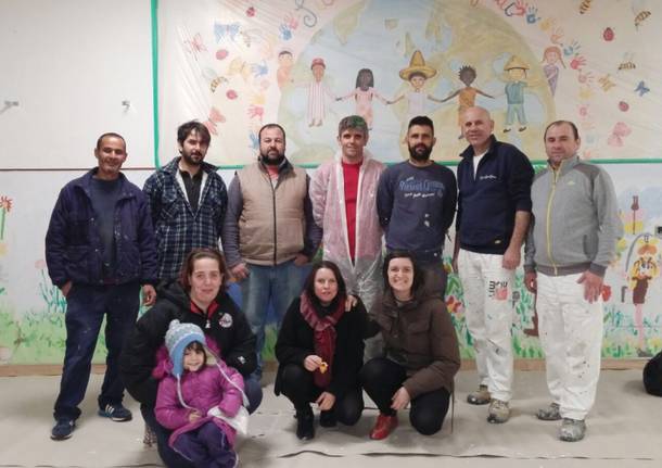 Genitori imbiancano l'asilo di Besozzo