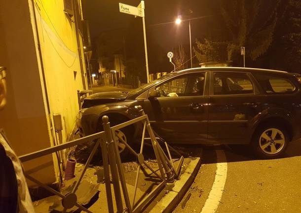 "Salta" la rotonda è finisce contro un muro
