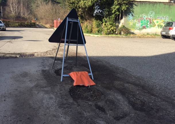 Strade gruviera fuori dalle scuole