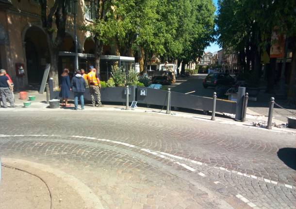 Addio paletti, arriva l\'aiuola mobile in corso Italia