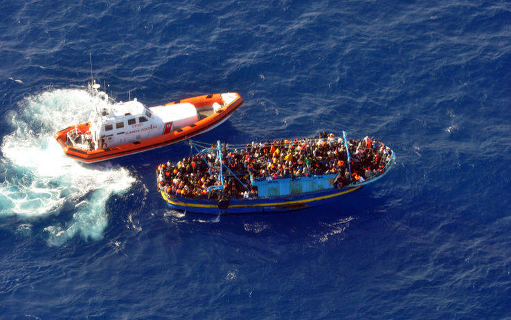 guardia costiera migranti profughi
