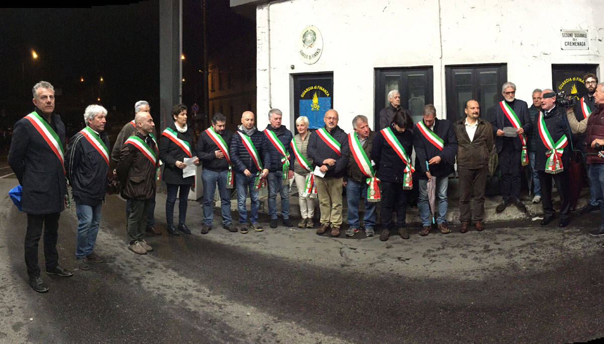 Sindaci schierati per protesta davanti al valico di Cremenaga