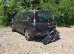 Auto distrutta pista ciclabile