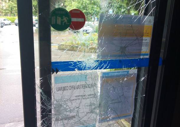 Vandali contro il Municipio e la vicina banca
