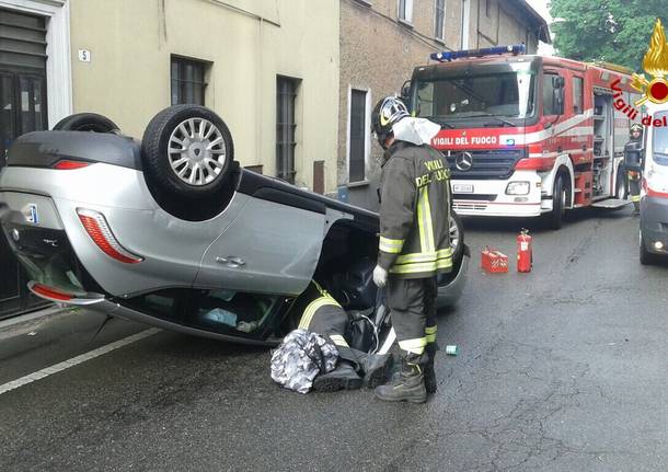 Incidente ad Arsago Seprio, si ribalta con l'auto