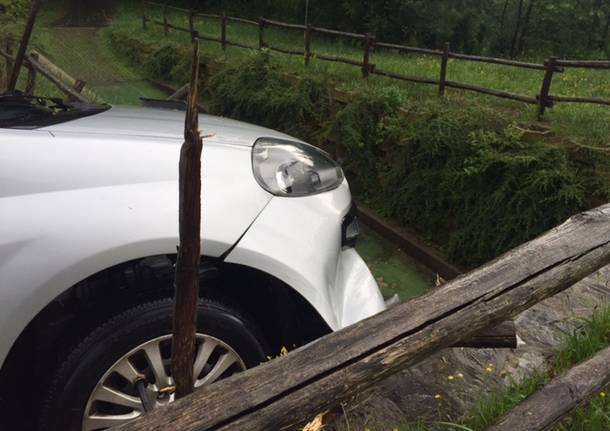 Auto fuori strada
