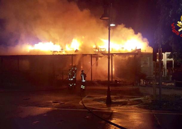 incendio chiosco la noce angera vigili del fuoco
