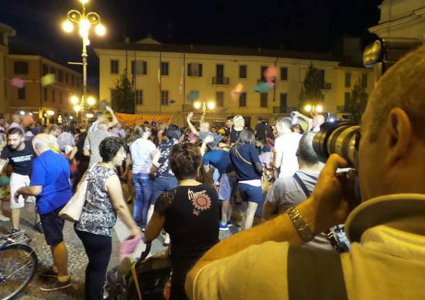 Battaglia di cuscini: successo in piazza Libertà