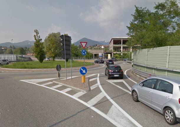 Cerchiamo l’uomo in furgone che ha aiutato il mio ragazzo caduto in moto alla rotonda di Induno Olona