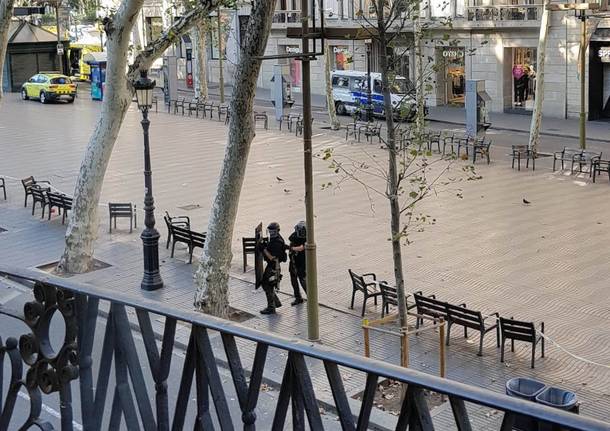 Attentato Barcellona caccia ai terroristi foto