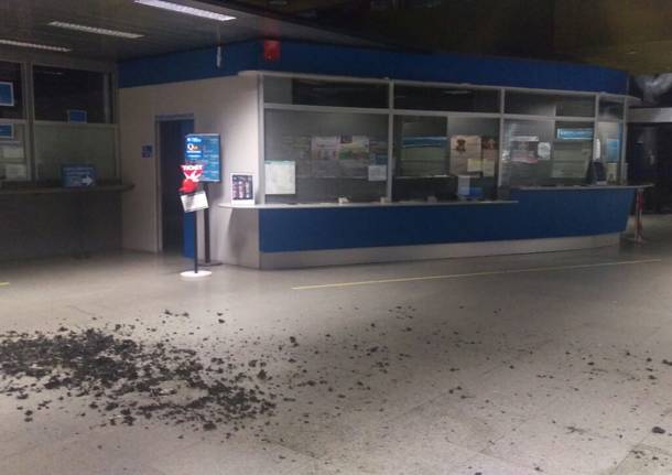 Sei auto in fiamme sul tetto del comune