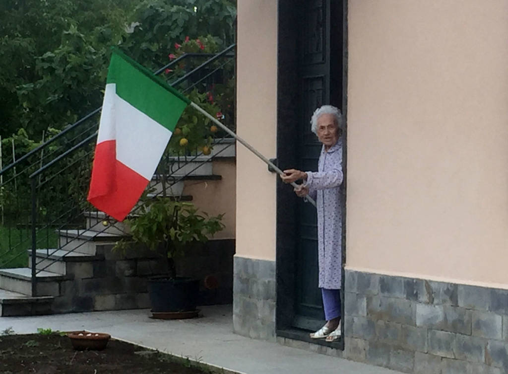 Induno Olona - Giuliana Bianchi festeggia il nuovo cavalcaferrovia con il tricolore