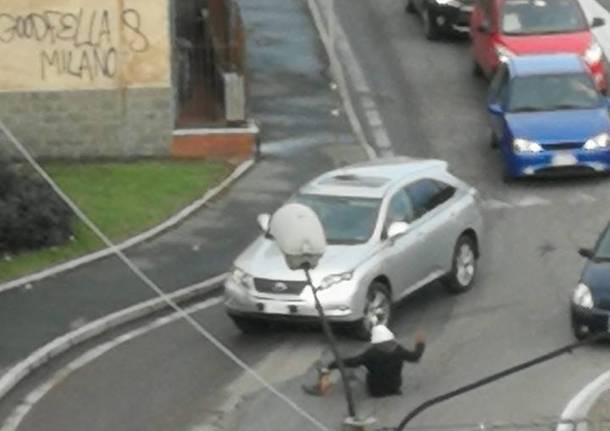 Ferma il traffico sedendosi in mezzo alla strada